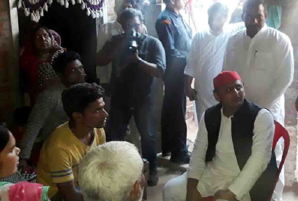 akhilesh yadav meet martyr family in kannauj