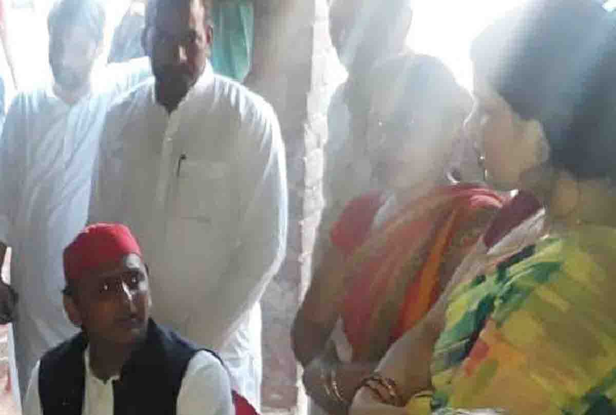 akhilesh yadav meet martyr family in kannauj