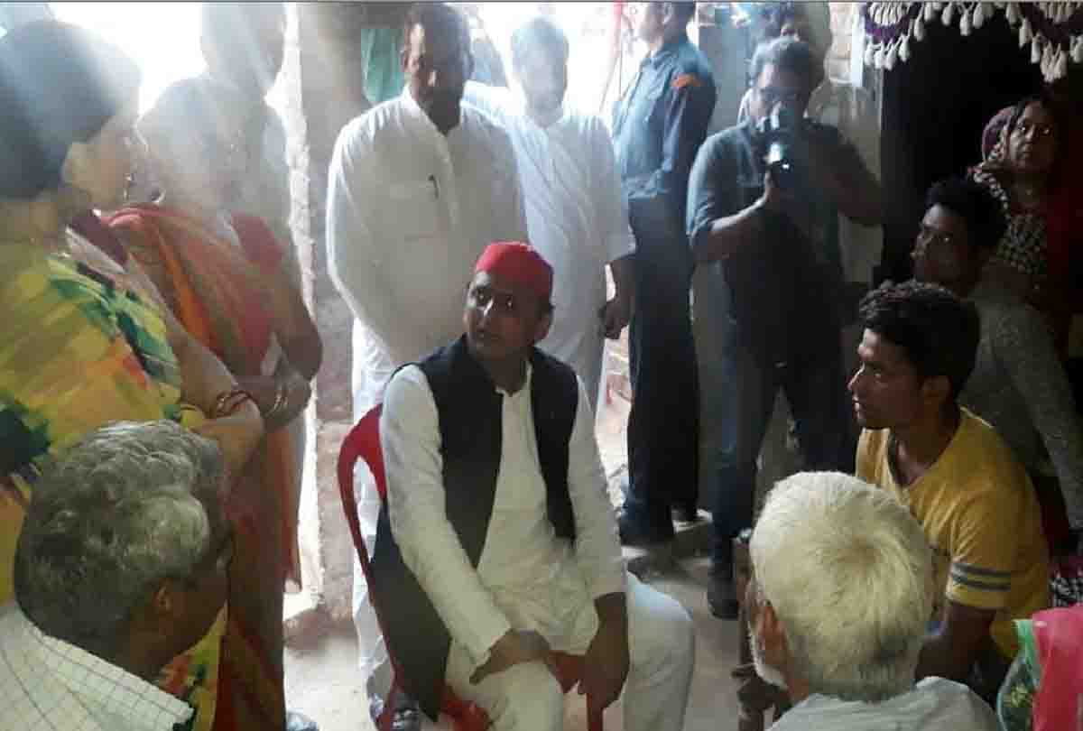 akhilesh yadav meet martyr family in kannauj