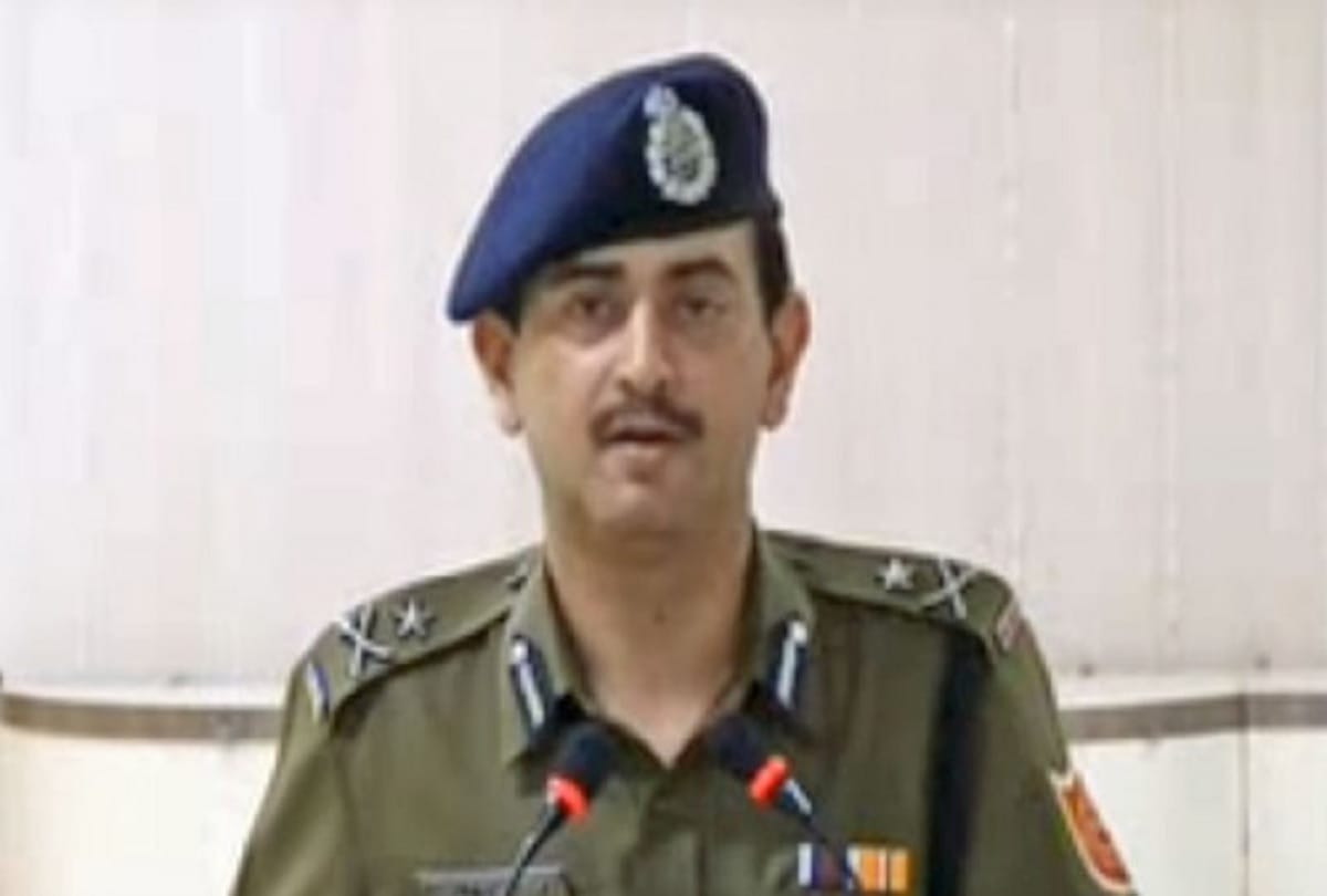 EC transferred four top police officers including the Kolkata Police Commissioner