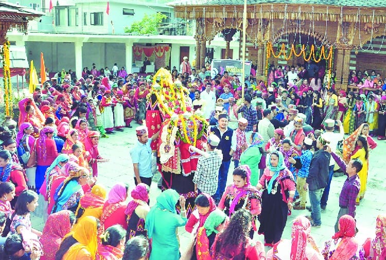 महिलाओं ने लालड़ी नृत्य कर दिया महिला सशक्तीकरण का संदेश