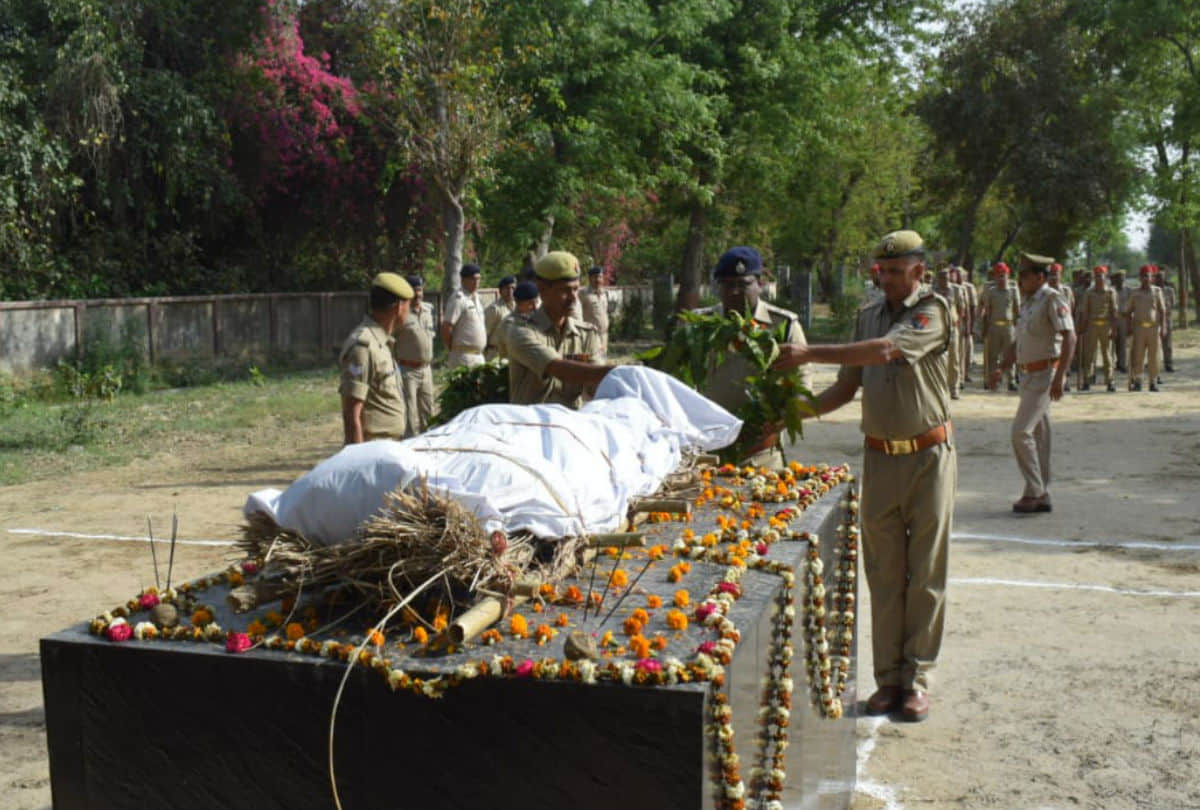 constable of up police died in road accident attribute in line