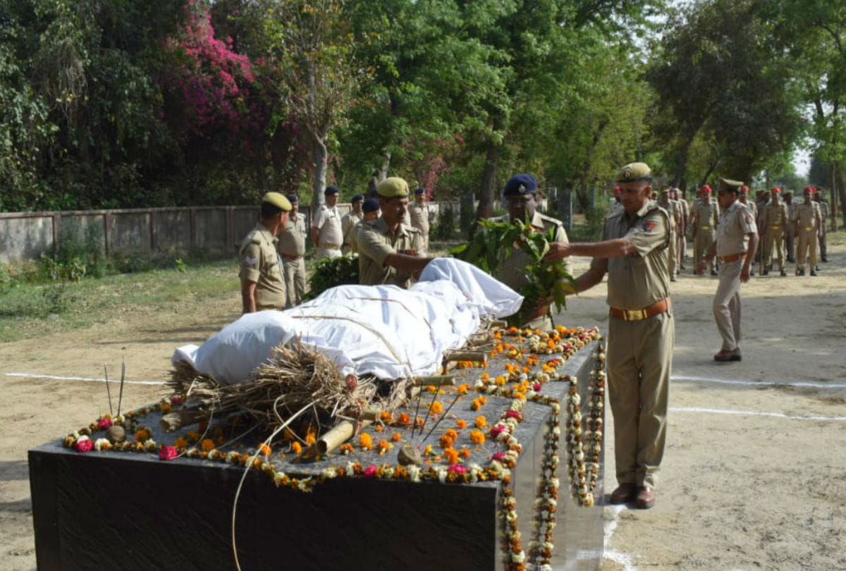 constable of up police died in road accident attribute in line