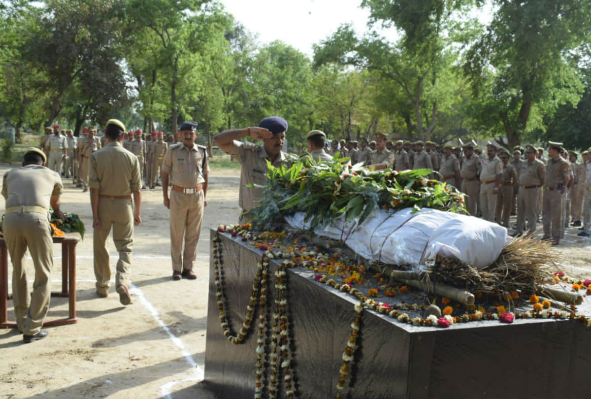 constable of up police died in road accident attribute in line