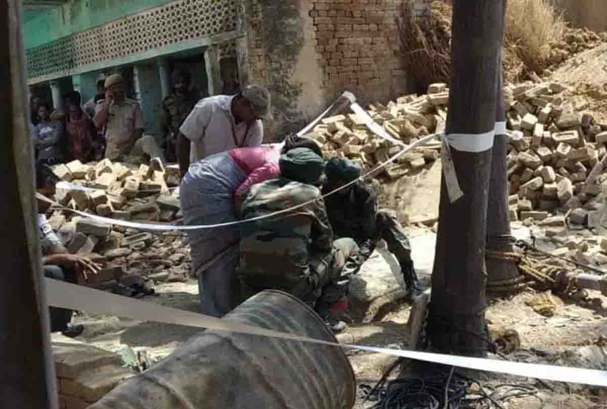 eight year old girl fell down in borewell in farrukhabad distric rescue operation is on