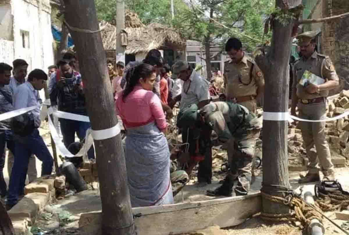 eight year old girl fell down in borewell in farrukhabad distric rescue operation is on
