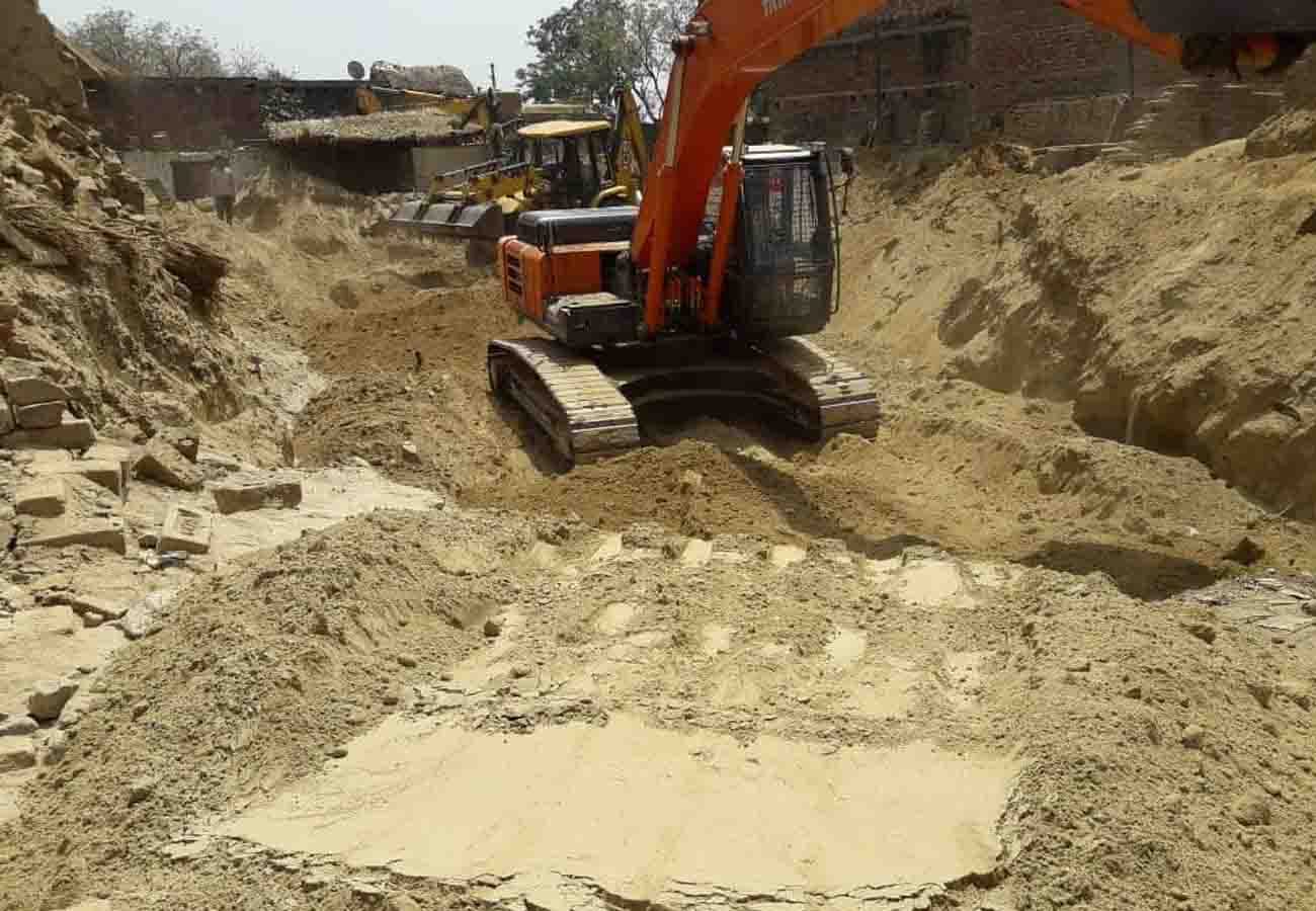 eight year old girl fell down in borewell in rescue work stopped