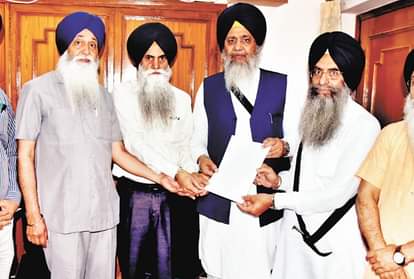 जांच रिपोर्ट सौंपते कमेटी के सदस्य