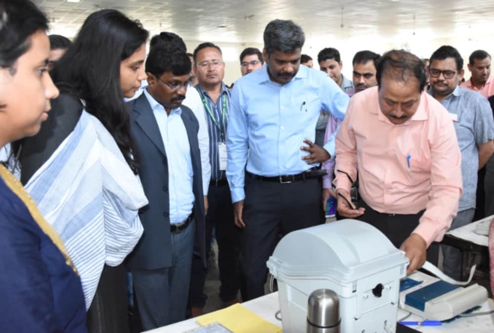 Lok sabha elections 2019 defected Evm and vvpat machine in uttarakhand