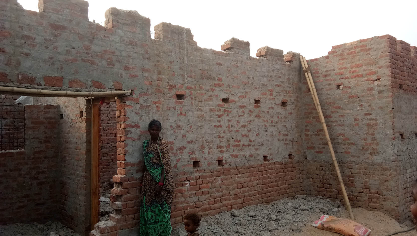 Family upset due to lack of installment of Pradhan Mantri Awas Yojana, forced to live in tarpaulin