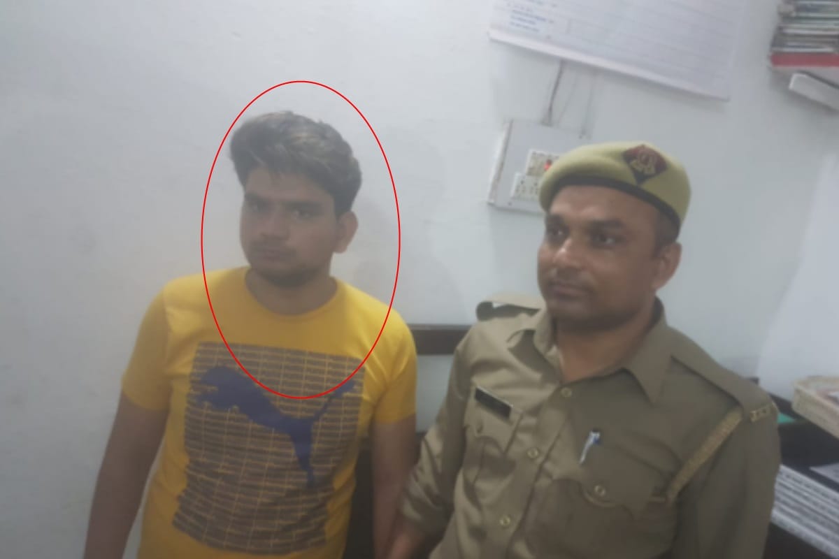 man stabs knife to her girlfriend in Meerut hotel , police on the spot, critical condition