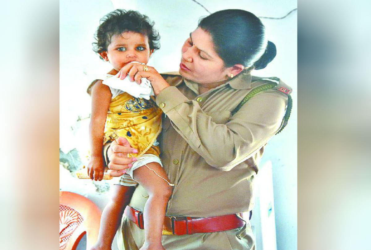 women constable missing care girl in thana tajganj