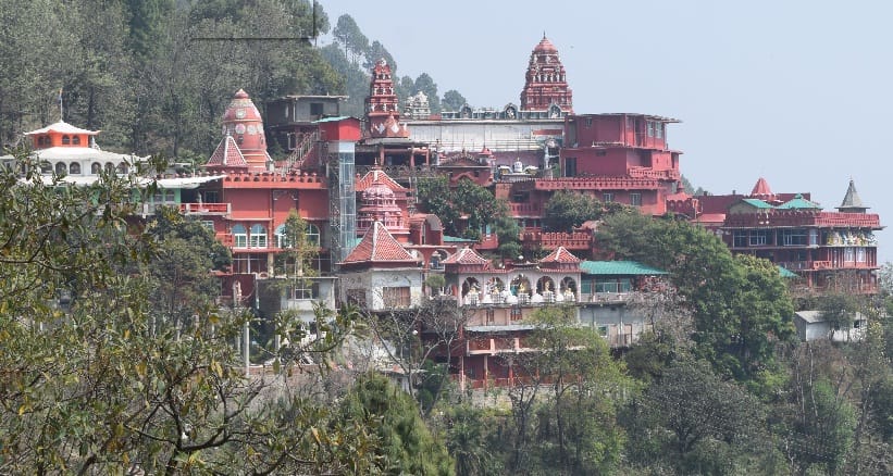 चंद कमरों से आलीशान महल में तब्दील हुआ बाबा का आश्रम