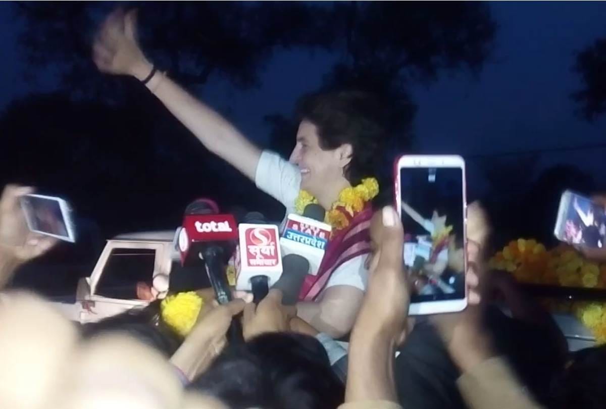 priyanka gandhi's surprise visit at raebareli, people gathered for welcome