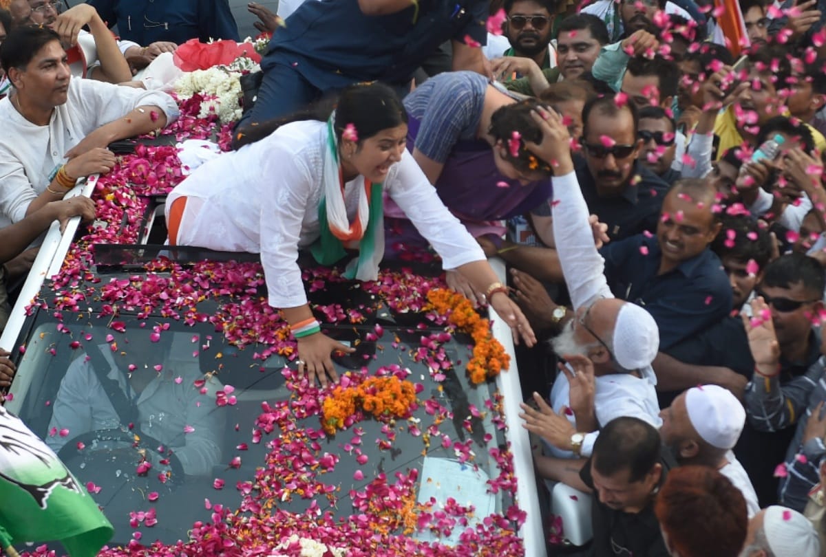 Lok Sabha Elections 2019 priyanka gandhi carry baby in lap in mid of roadshow in ghaziabad