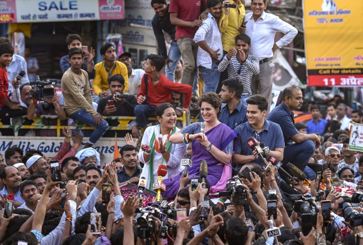 Lok Sabha Elections 2019 priyanka gandhi carry baby in lap in mid of roadshow in ghaziabad