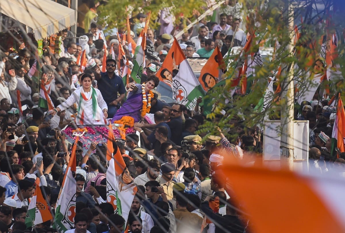 Lok Sabha Elections 2019 priyanka gandhi carry baby in lap in mid of roadshow in ghaziabad