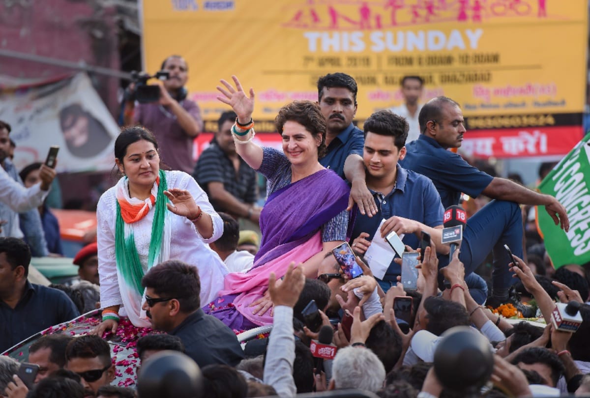 Lok Sabha Elections 2019 priyanka gandhi carry baby in lap in mid of roadshow in ghaziabad