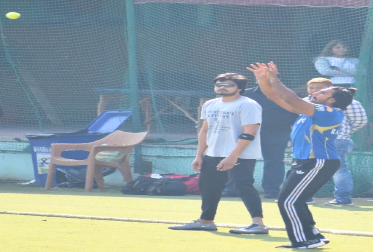 ranveer singh is doing cricket practice in dharamshala himachal