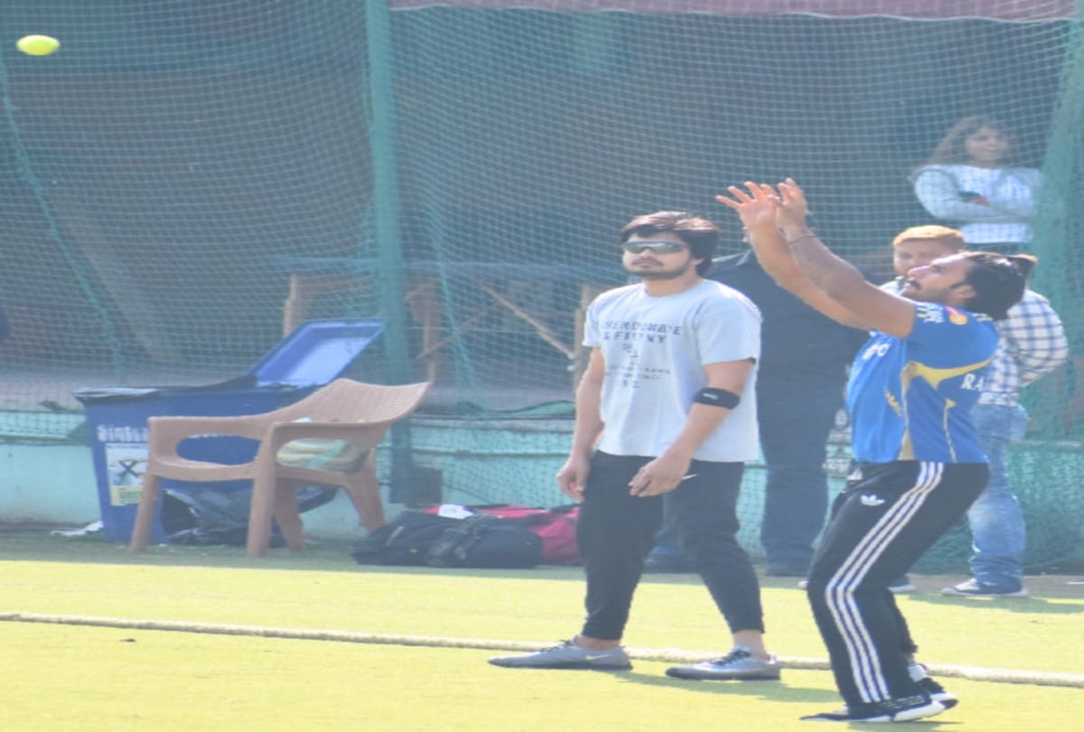 ranveer singh is doing cricket practice in dharamshala himachal