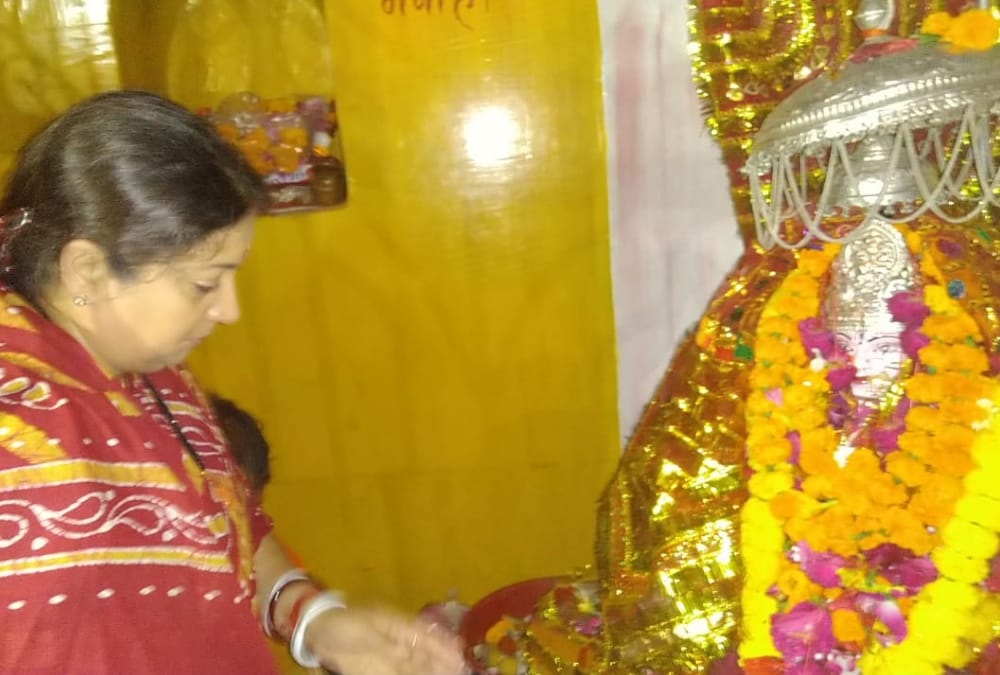Smriti Irani worships in a temple in amethi.