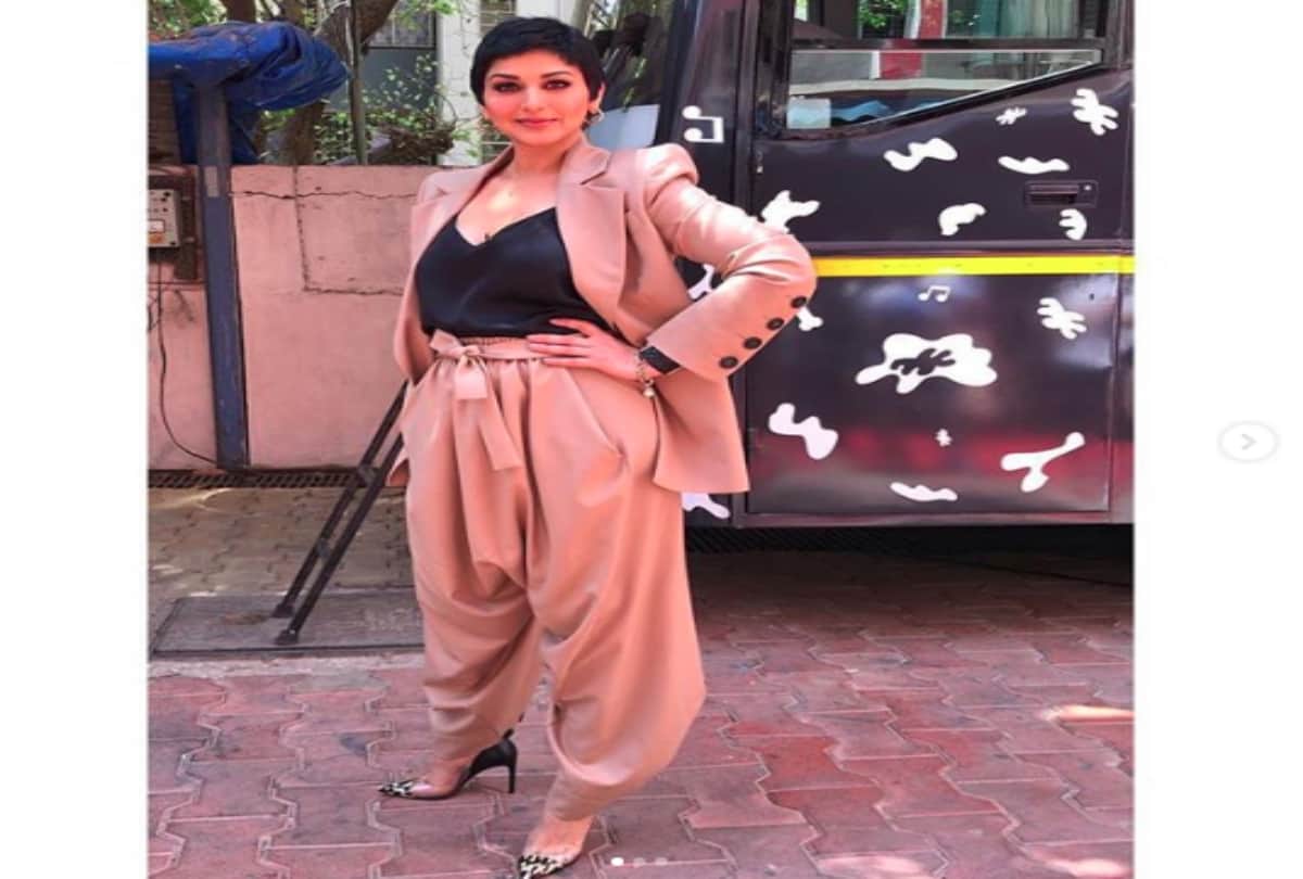 sonali bendre new look in classic pantsuit during vogue bff photoshoot is worth 1 lakh rupees