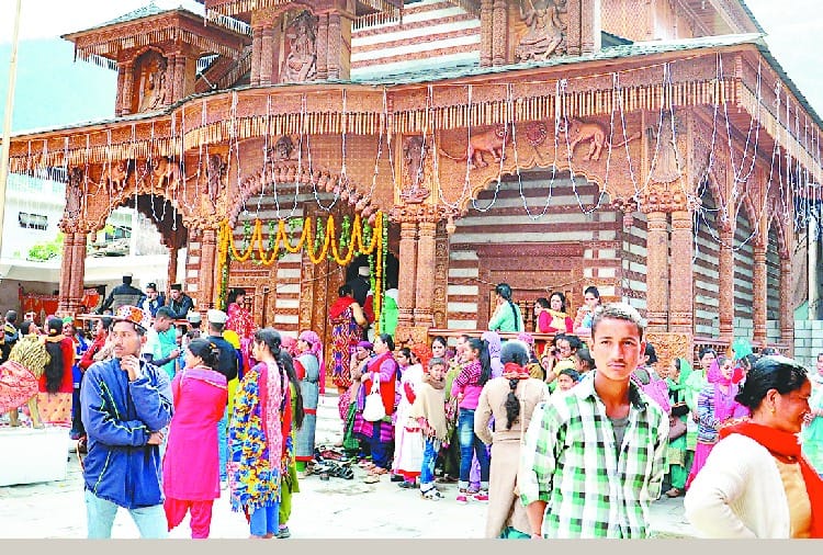 माता के जयकारों से गूंजे घाटी के मंदिर
