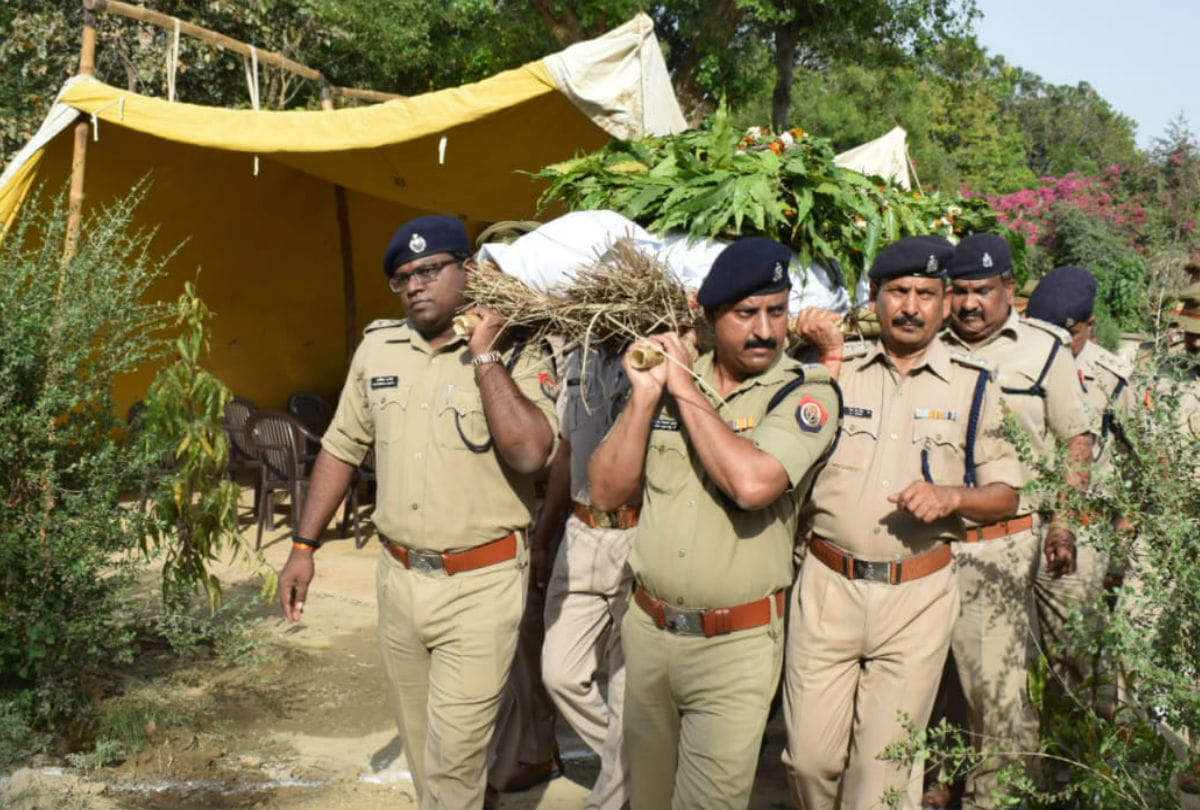 constable of up police died in road accident attribute in line