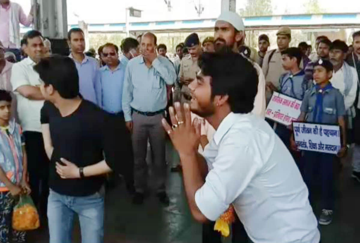 lok sabha elections 2019 voters awareness program at mathura railway station