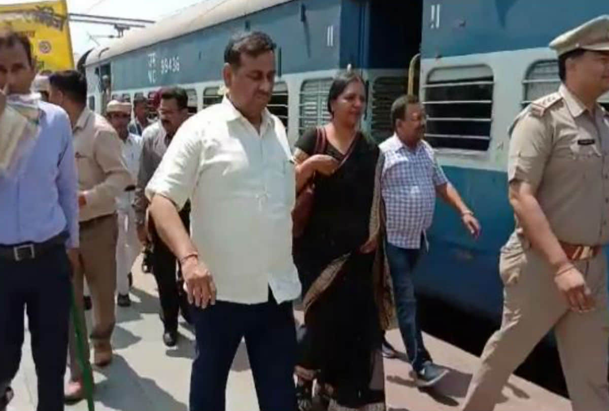 lok sabha elections 2019 voters awareness program at mathura railway station