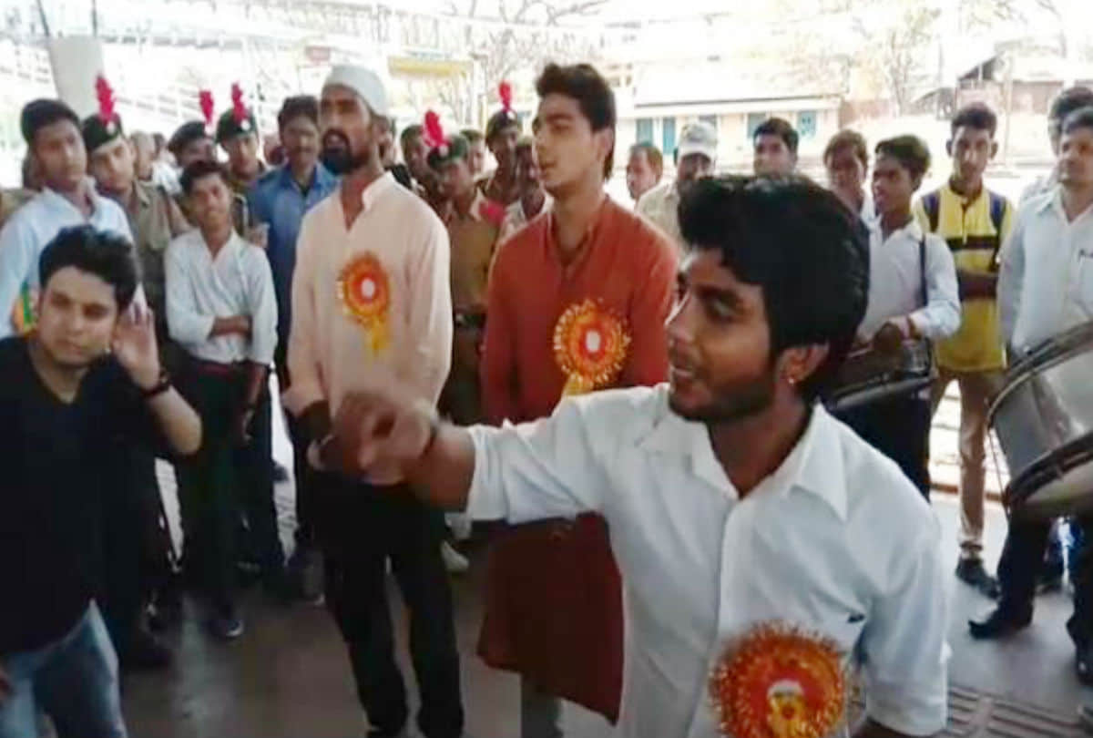 lok sabha elections 2019 voters awareness program at mathura railway station