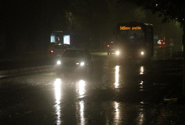 Weather Update: दिल्ली-एनसीआर में झमाझम बारिश, लोगों को उमस भरी गर्मी से मिली राहत