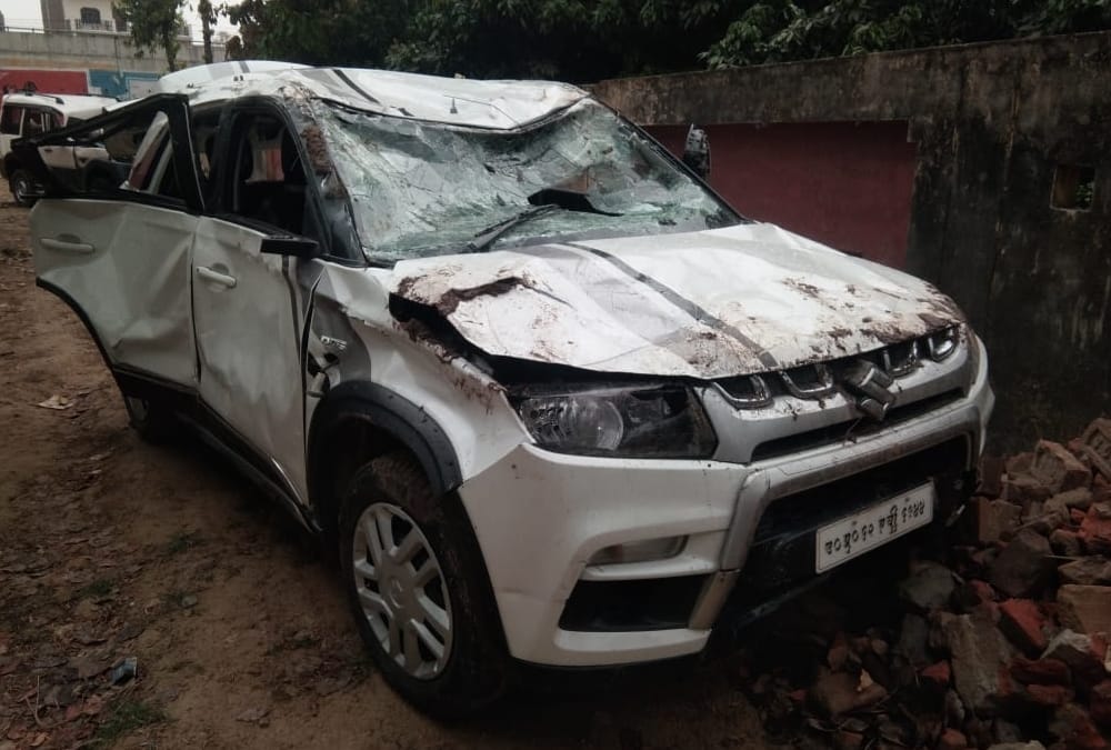 A car falls down in a lake in Ayodhya.