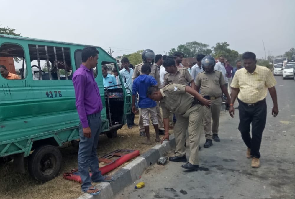 One died and nine injured in an accident in bakshi ka talab in lucknow.
