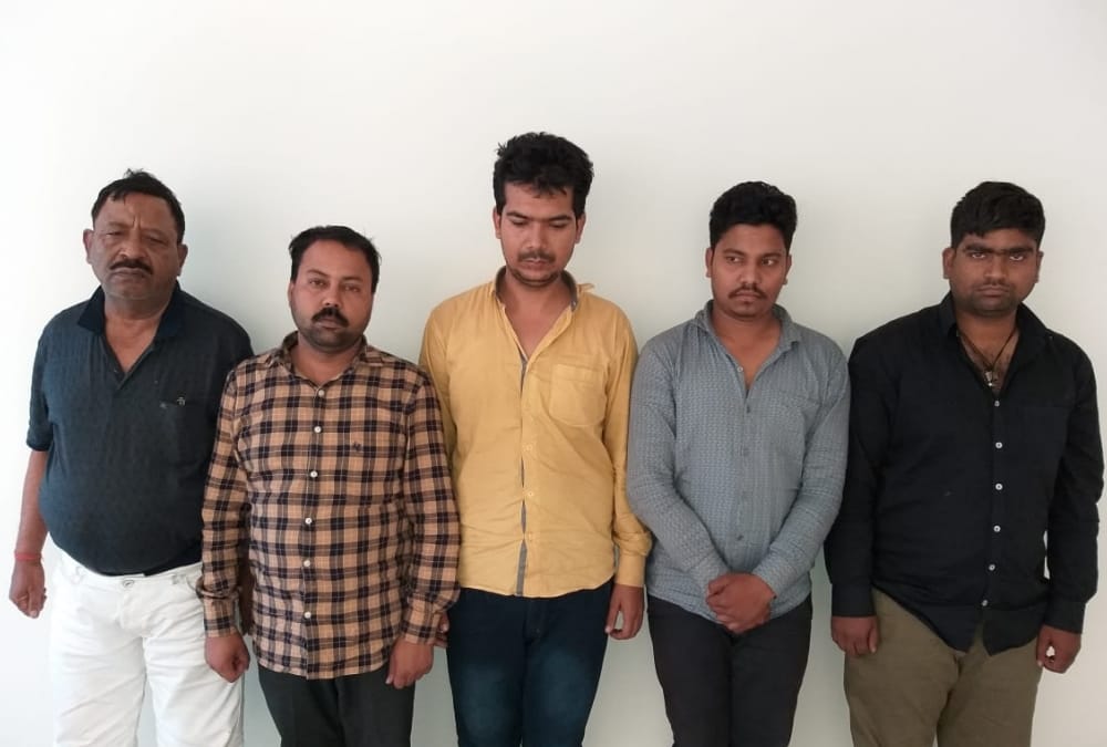 Five arrested for fraud on the name of jobs.