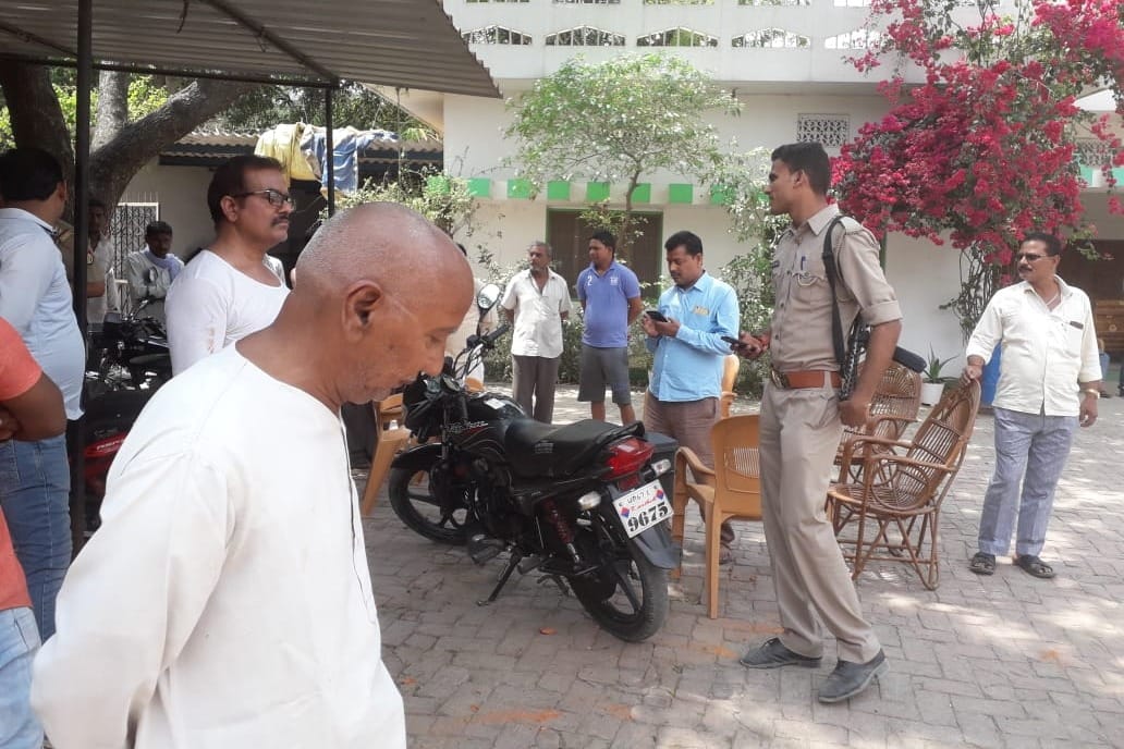 Firing in land dispute one died and one injured in azamgarh