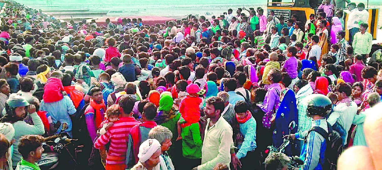 Devotees reached to Banbasa to go Baba Siddhnath Dham
