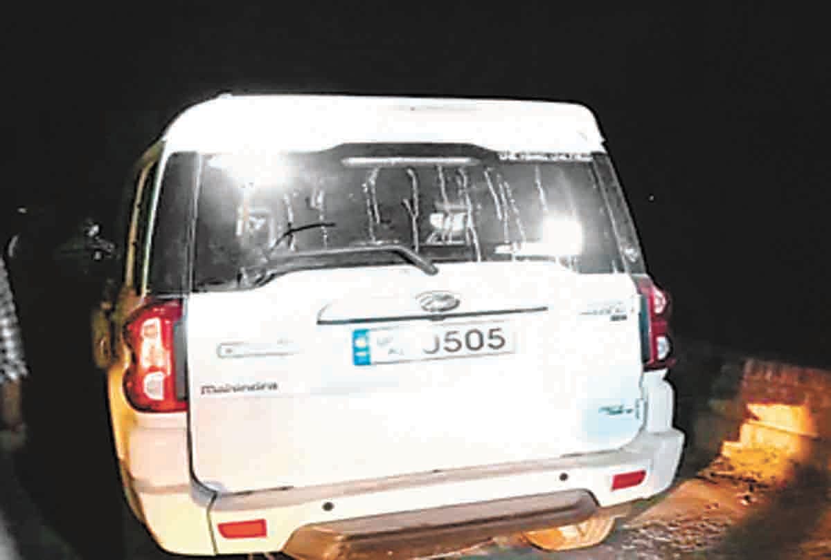 Pratapgarh: Throwing bombs hurled at the scorpio of youth returning home