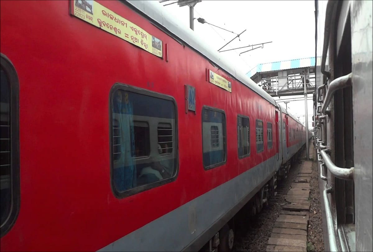 irctc news in hindi: ranchi tte says to laborers you not deserve to travel in rajdhani express and get off them at koderma railway station railway denied