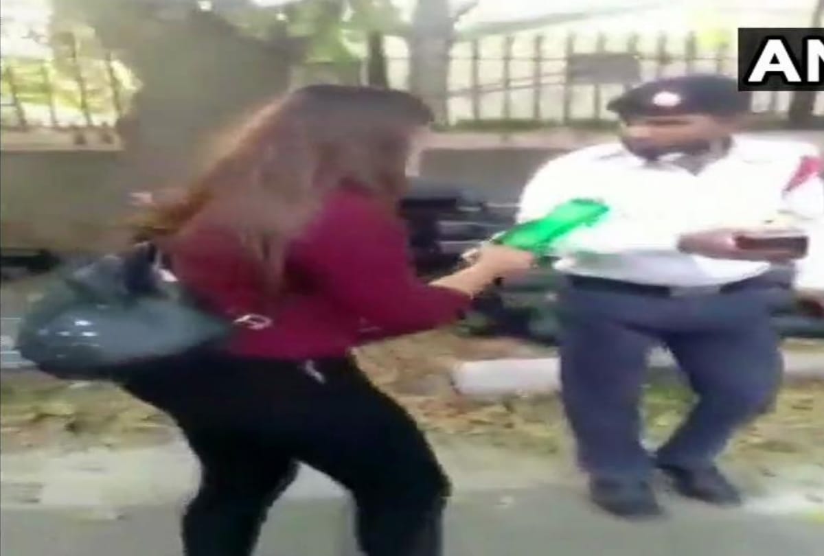 Two persons arrested for misbehaving with traffic police in delhi