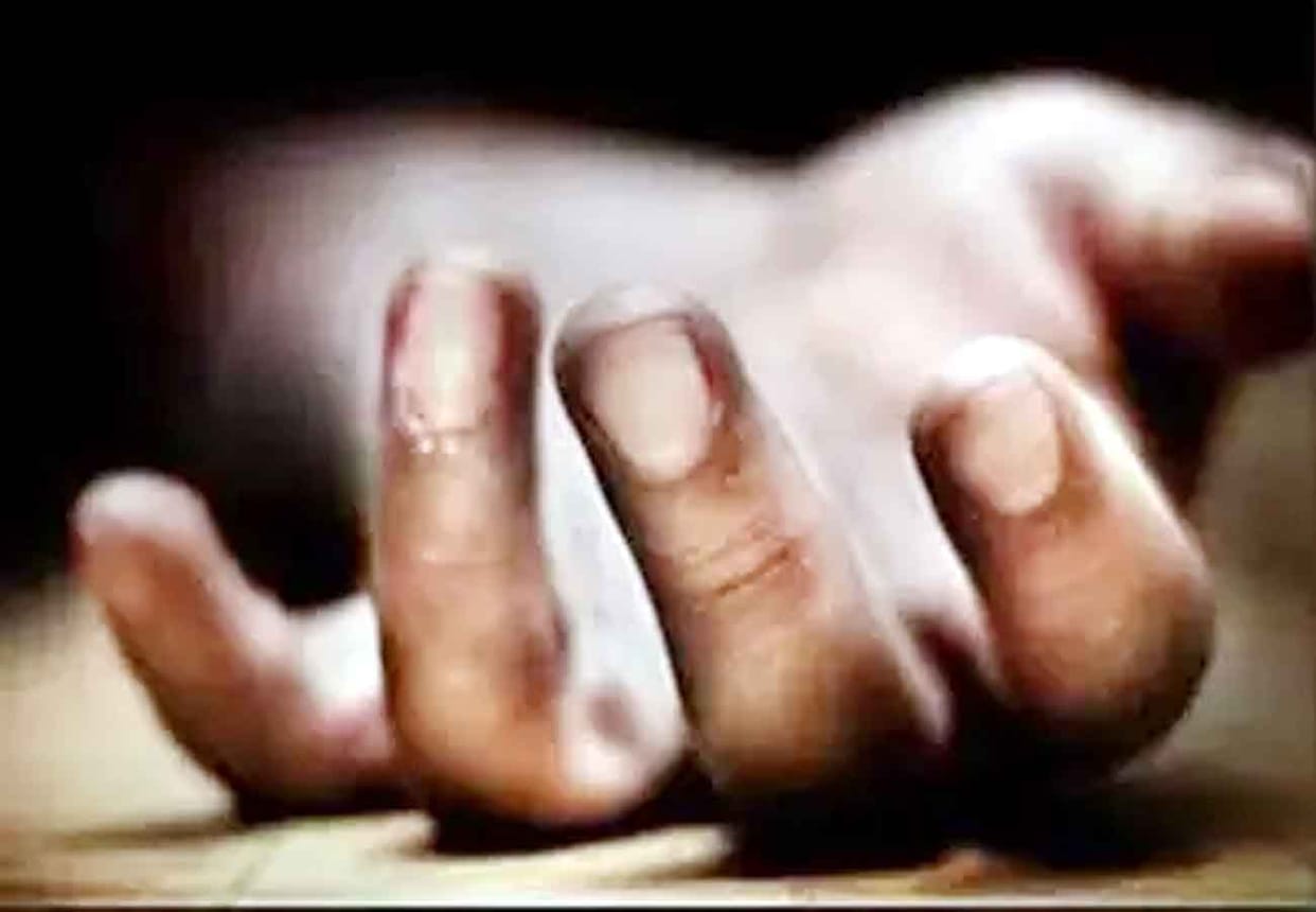 Husband jumped into the well by catching wife in Fatehpur