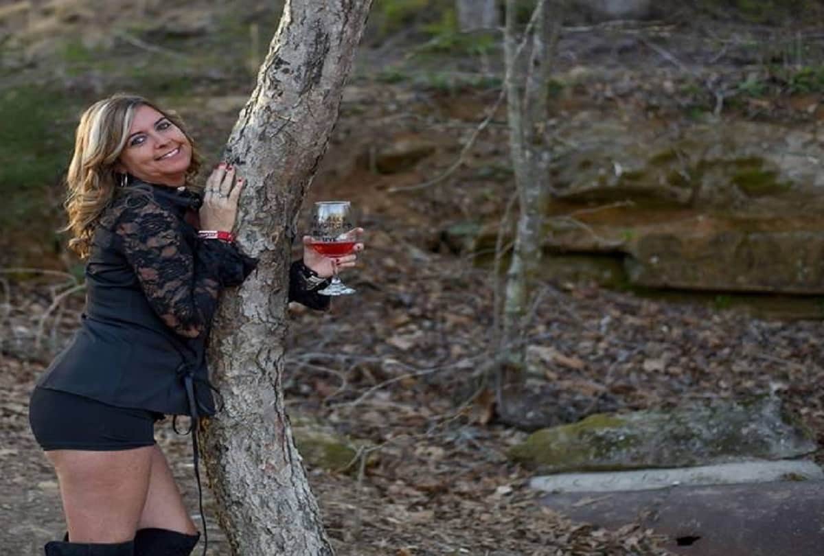 woman celebrates after divorce to husband and made Photoshoot