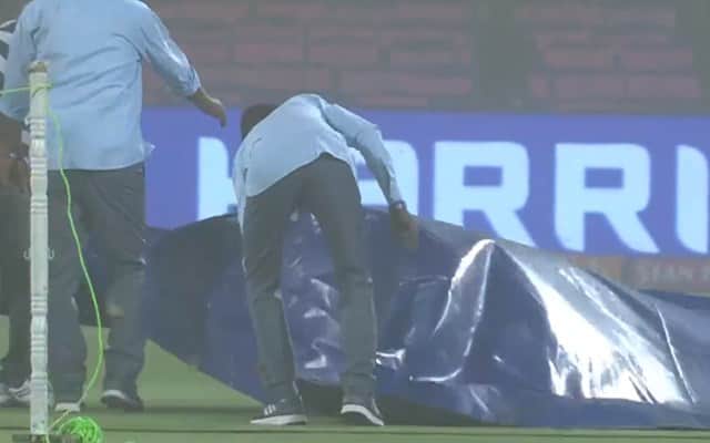 KKR Robin Uthappa fields wearing mask after sandstorm in Jaipur