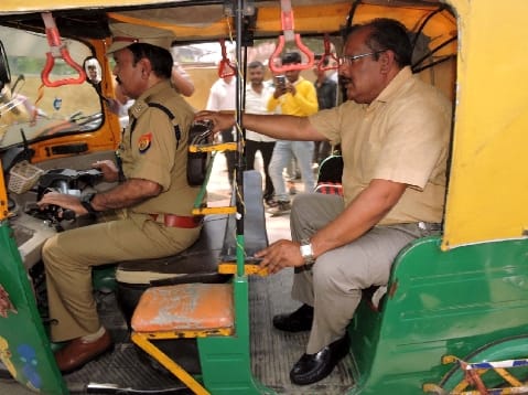 एसएसपी ने चलाया ऑटो रिक्शा, डीएम बने सवारी