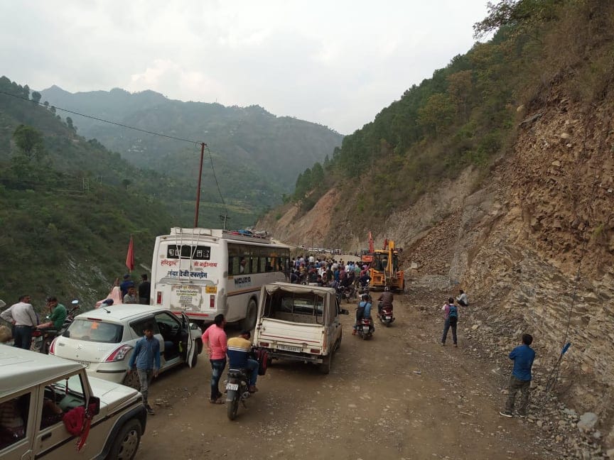 Passengers stuck in traffic jam after Landslide on rudraprayag highway