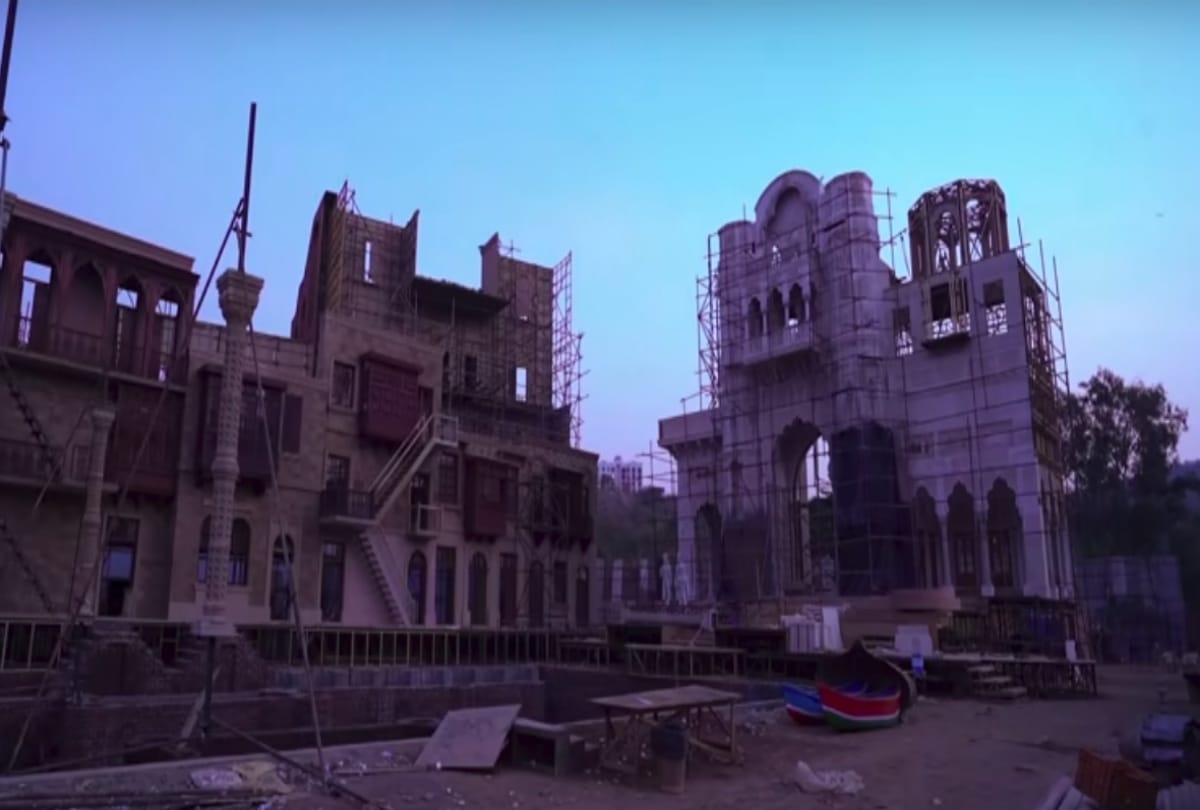 700 people construct Kalank set in 3 month Karan Johar shared video