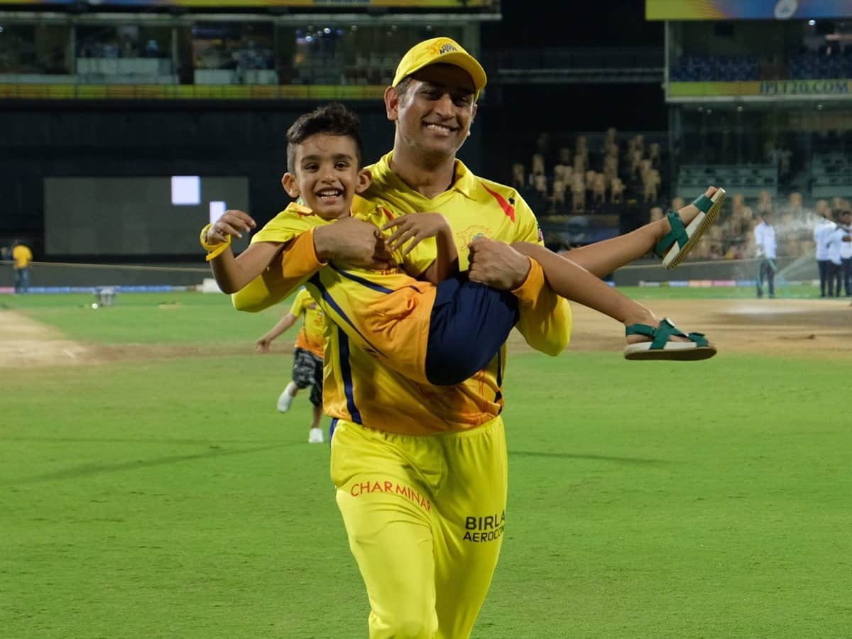 VIDEO: CSK captain MS Dhoni joins Shane Watson and imran Tahirs sons in playful run