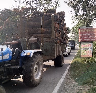 लकड़ी ढो रहे ट्रैक्टर ट्रॉलियों से दुर्घटना का अंदेशा