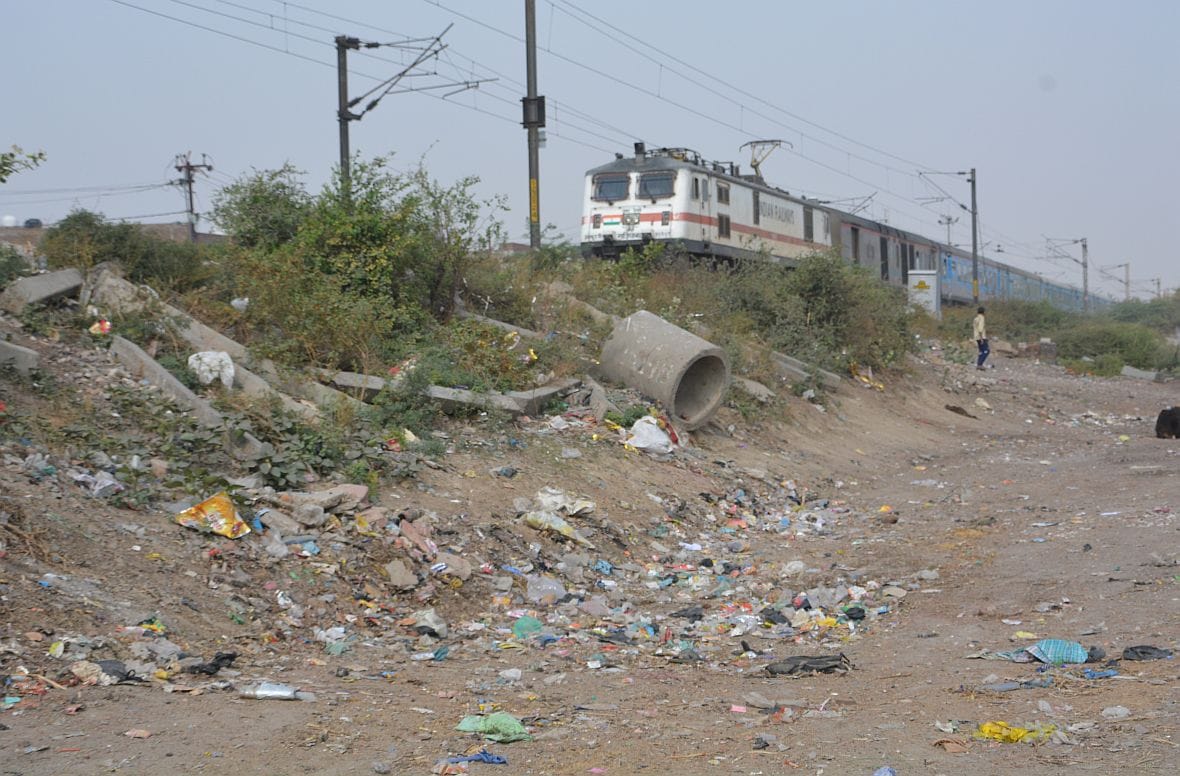 रेलवे की भूमि पर डाला जा रहा कूडा-कचरा