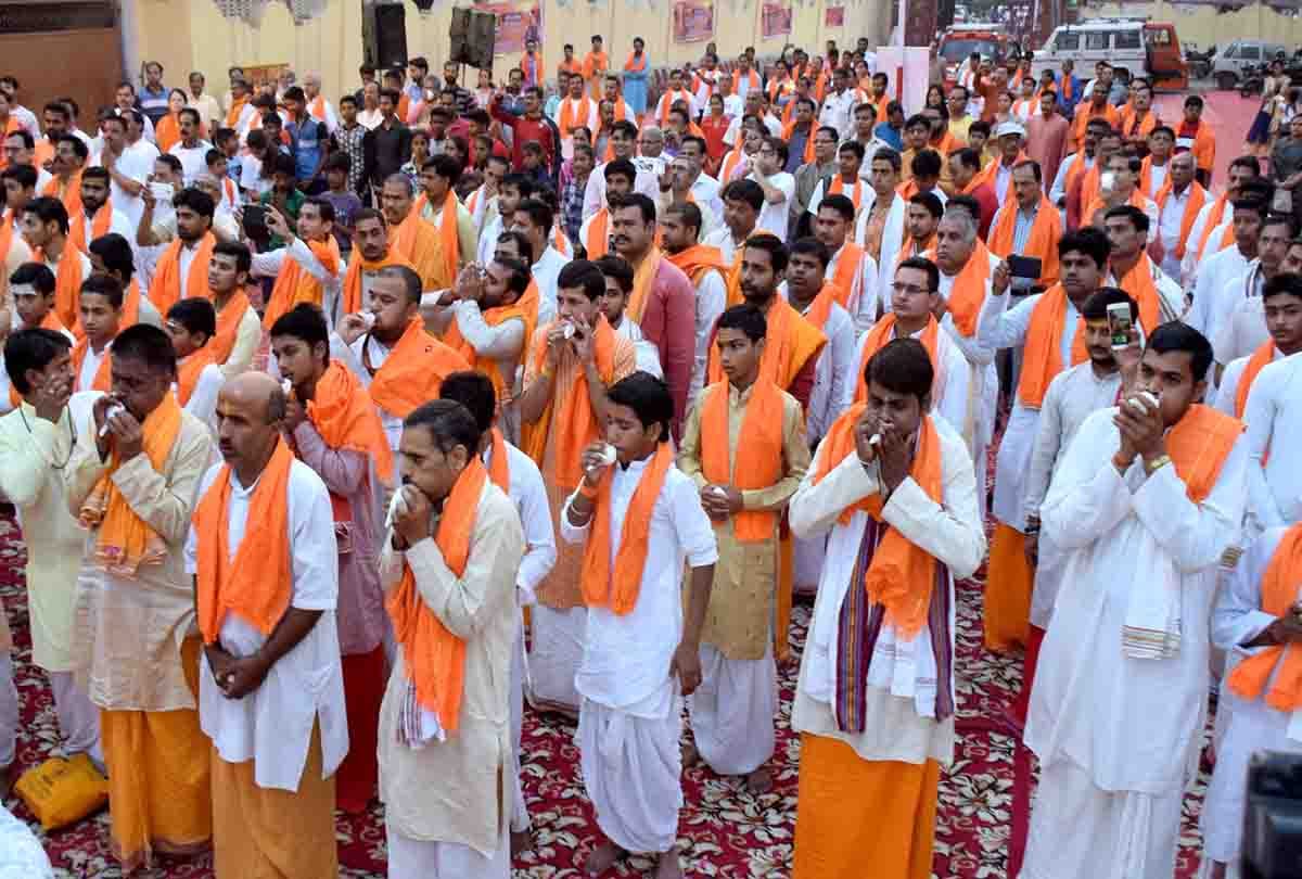 Prayagraj: Welcome to New Sanghsar by conch shelling